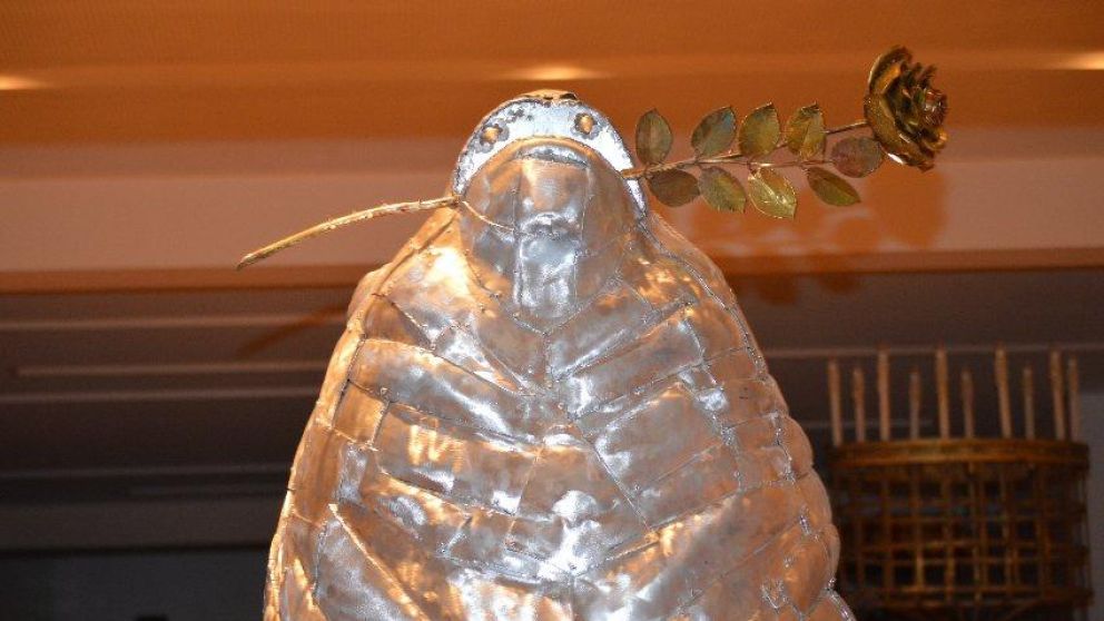 La escultura fue inaugurada en el Teatro Tronador.