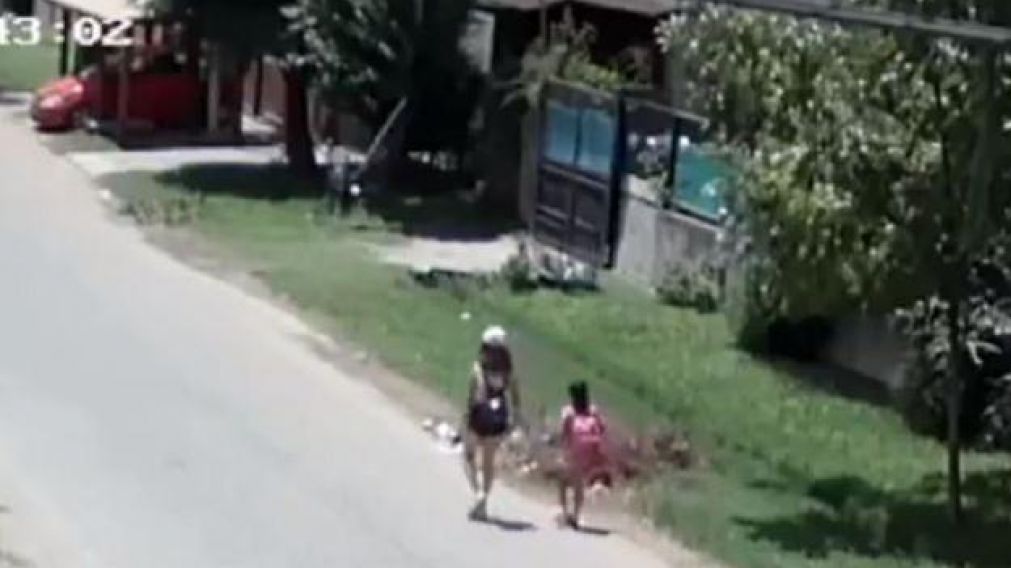 As� motochorros le roban las mochilitas a dos nenas que iban a la colonia