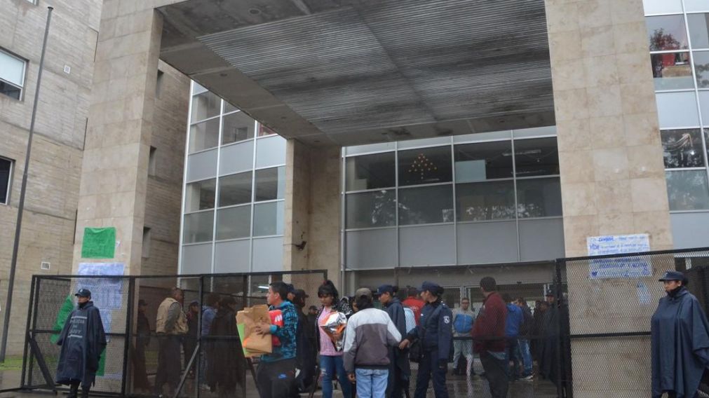 Se manifiestan en la puerta del hospital Materno Infantil. (Gentileza El Tribuno de Jujuy) 