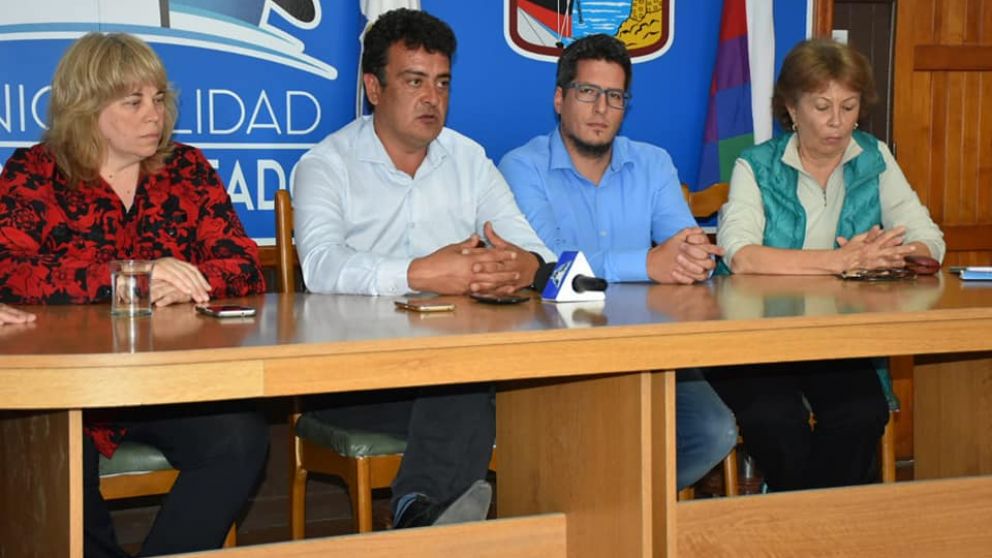 El intendente Gustavo González, en la conferencia de prensa.