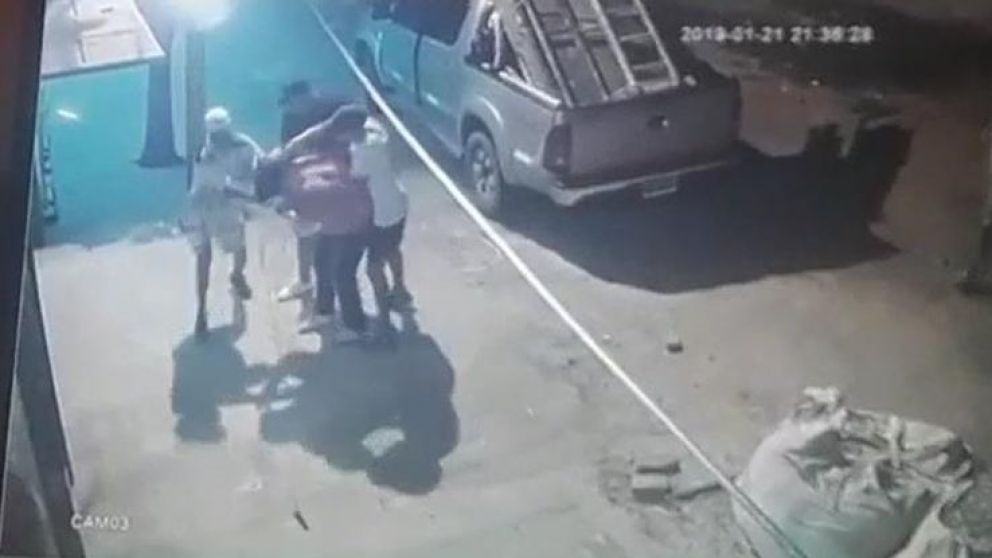 Le gatillan en la cabeza para robarle camioneta en ataque pira�a