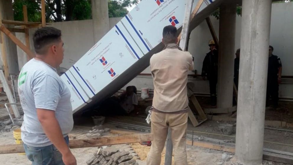 El arquitecto y el obrero quedaron atrapados porque la losa cayó sobre sus piernas.