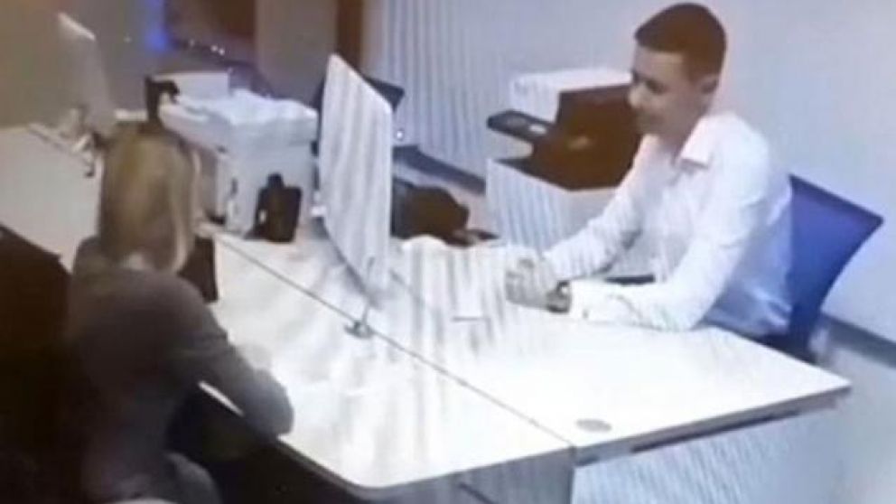 Se desnudó ante gerente de banco para conseguir préstamo: acabó escrachada