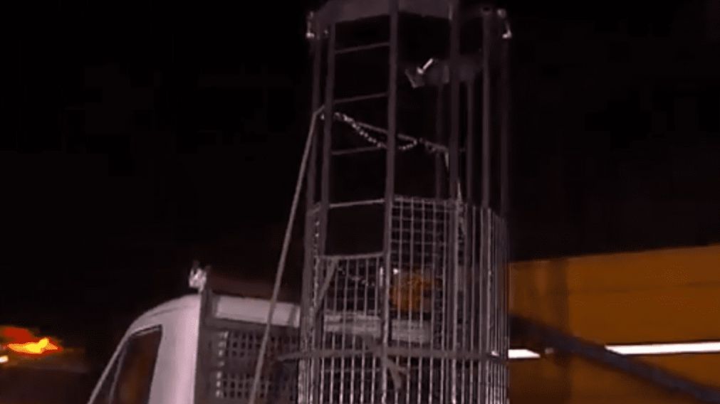 La c�psula en la que bajar�n los mineros que buscar�n a Julen ya est� lista.