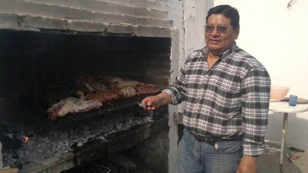 Sim�n Mamani haciendo un asado, en otros tiempos. 