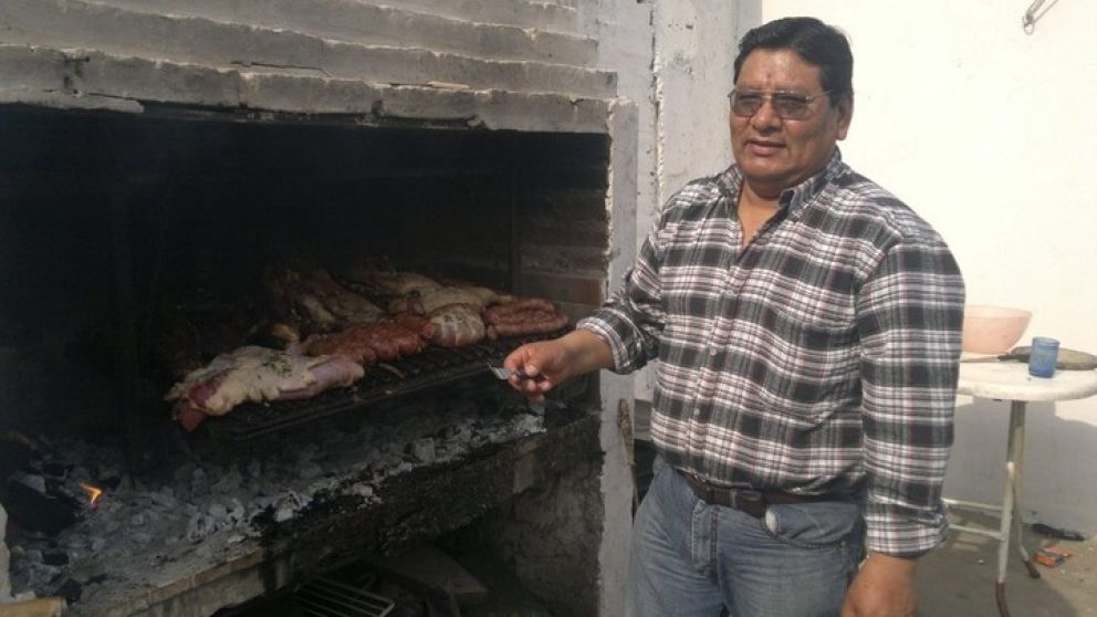 Simón Mamani haciendo un asado, en otros tiempos.