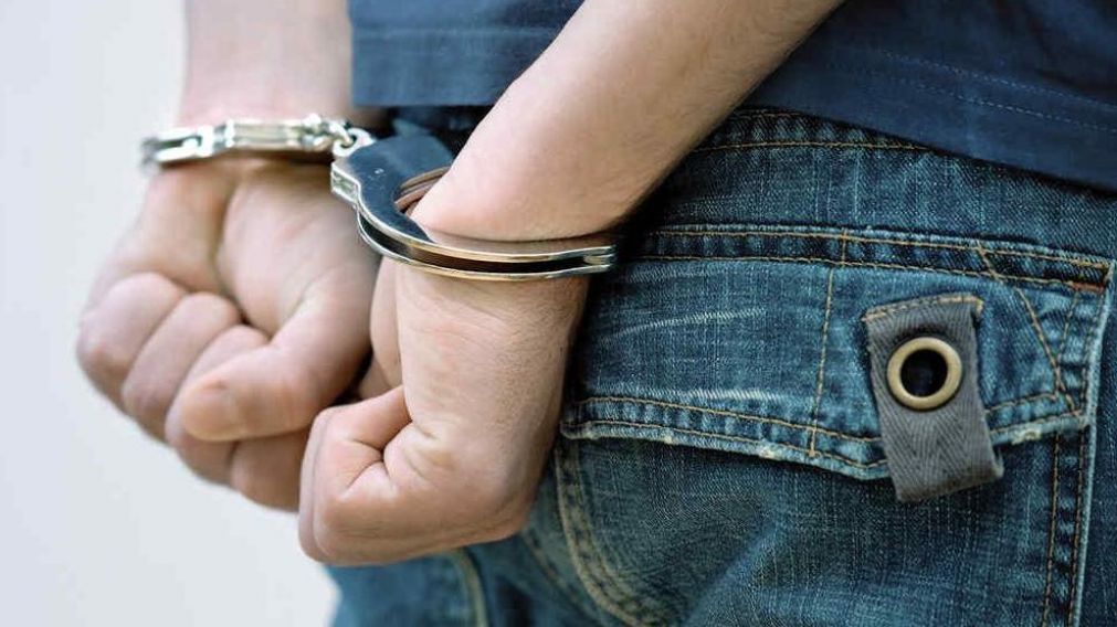 El portero de la escuela fue detenido tras las denuncias.