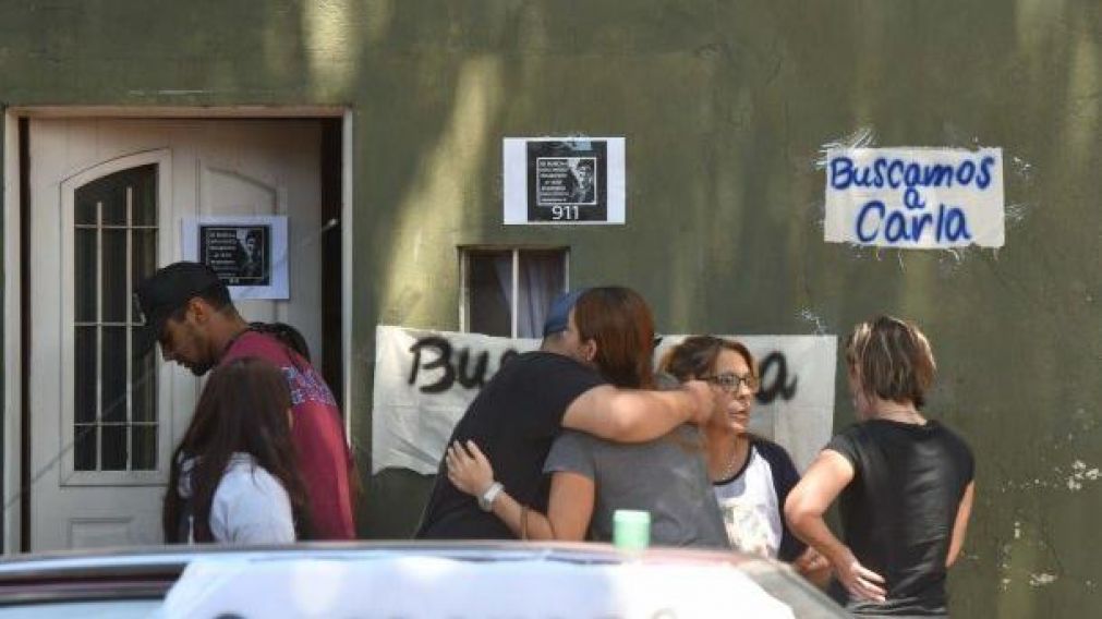 Familiares de Carla en la puerta de su casa conocen la triste noticia.