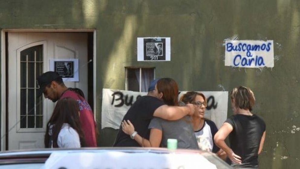 Familiares de Carla en la puerta de su casa conocen la triste noticia.