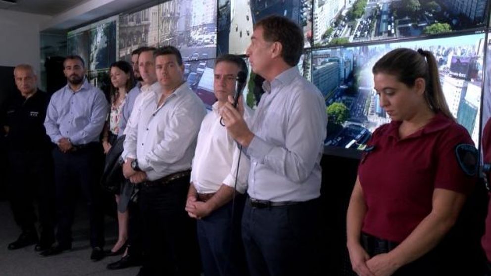 Santilli y D´Alessandro junto a los policías reconocidos.