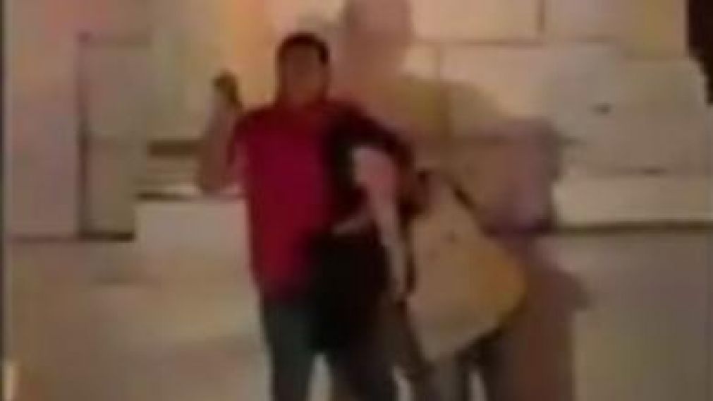 Conmoción mundial: mató a puñaladas a embarazada frente a la policía