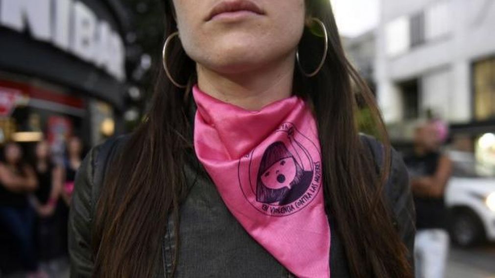 El pañuelo rosado como símbolo de su lucha.