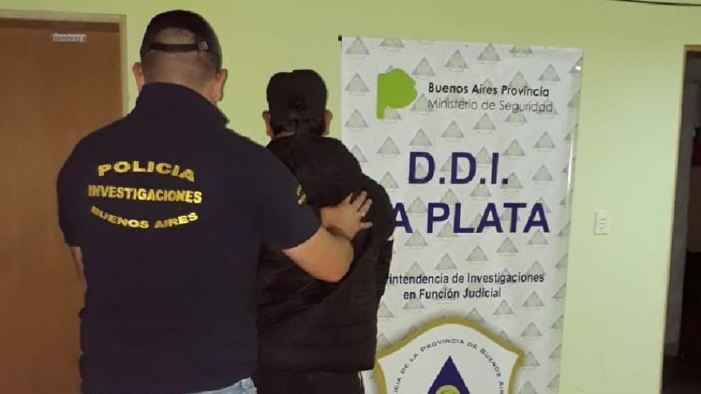 Así fue trasladado por los pesquisas el responsable del aberrante ilícito.