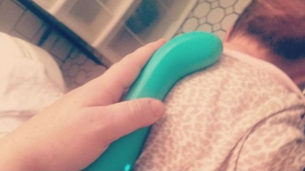 Us� un vibrador para calmarle el dolor de pecho a un beb�