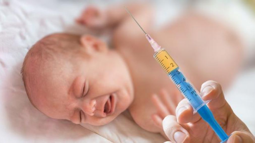 El pequeño deberá recibir las vacunas contra la hepatitis y la tuberculosis.