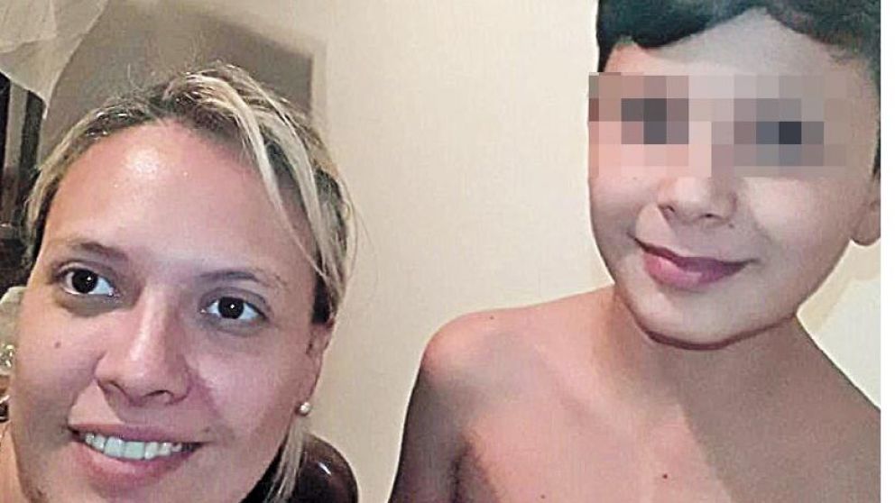 Leandro junto a su mamá, Carla.