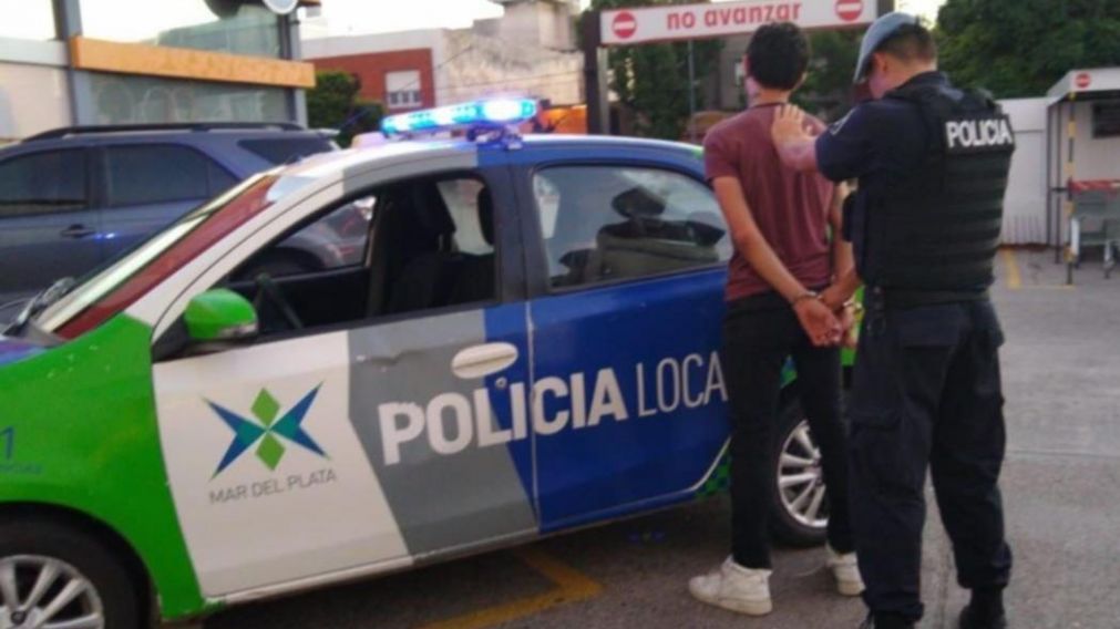 El hombre no pudo cometer el ilícito por culpa de sus pantalones angostos.