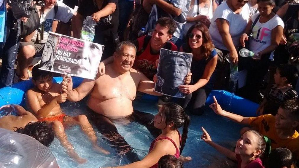 Luis D´Elía fue el centro de atención en el piletazo (Twitter).