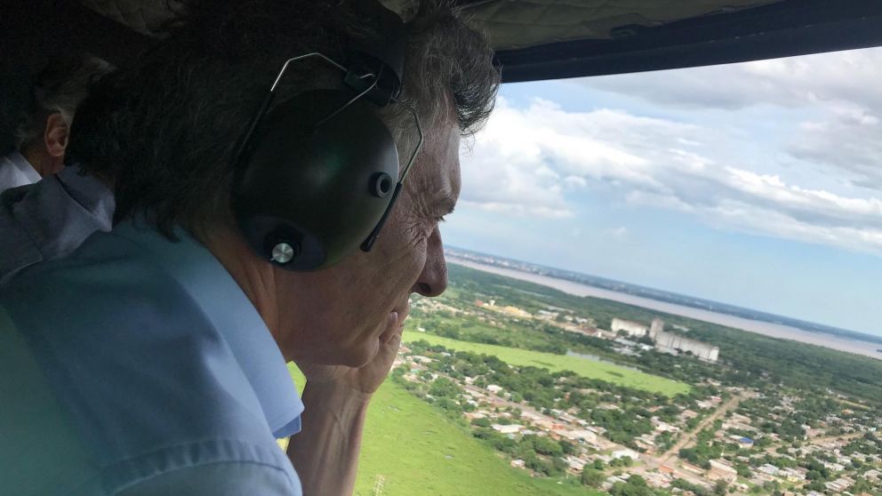 El Presidente sobrevoló Barranqueras, una de las localidades más afectadas (Presidencia).