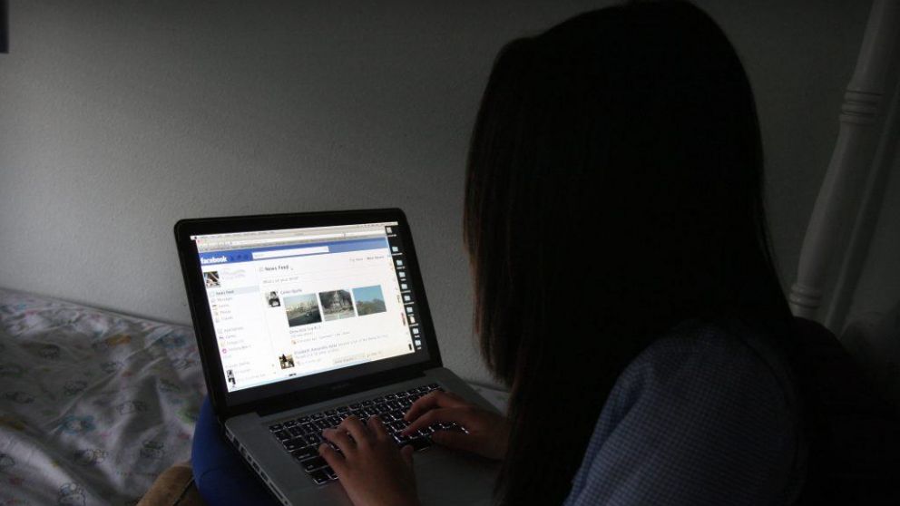 La mujer fue captada por Facebook y sometida sexualmente (Imagen ilustrativa).