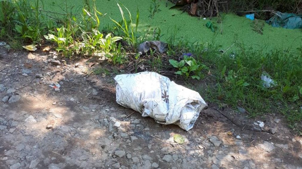 Así apareció, envuelto en una manta el cadáver de la víctima.