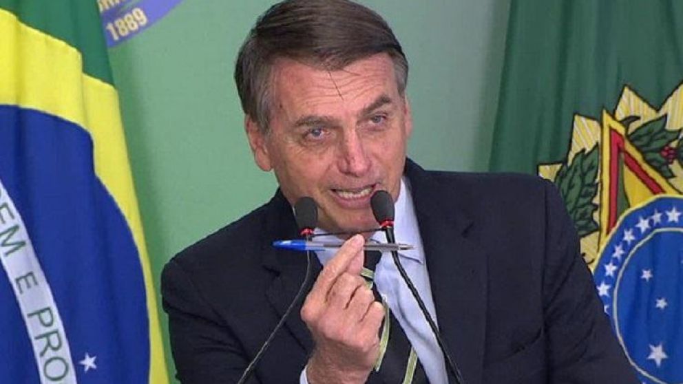 El presidente de Brasil mostró orgulloso la lapicera con la que firmó el polémico decreto.