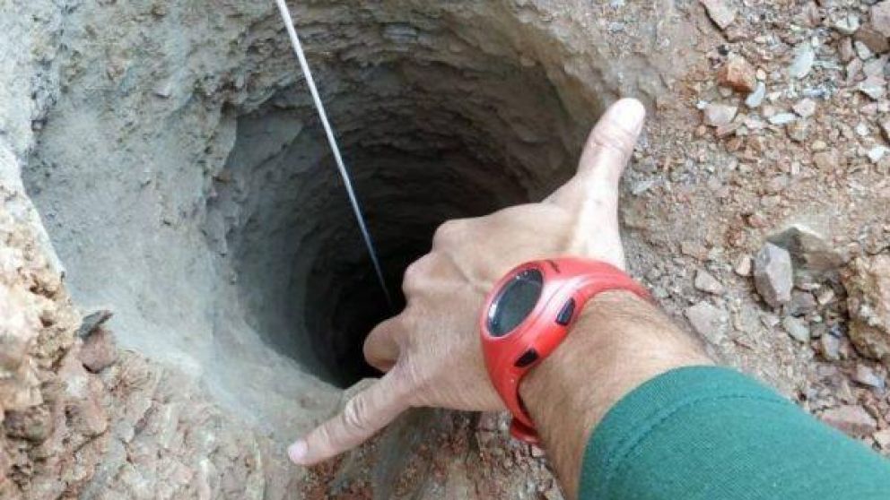 El nene está atrapado hace más de 48 horas en este pozo.