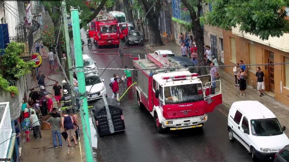 Bomberos trabajaron en el lugar (@EmergenciasBA).