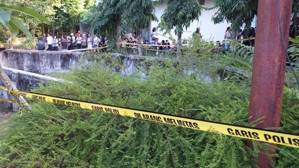 Todos observan asombrados la escena del crimen.