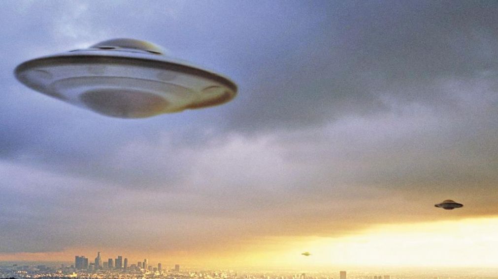 La probabilidad de que seres extraterrestres viajen a grandes distancias en años luz.