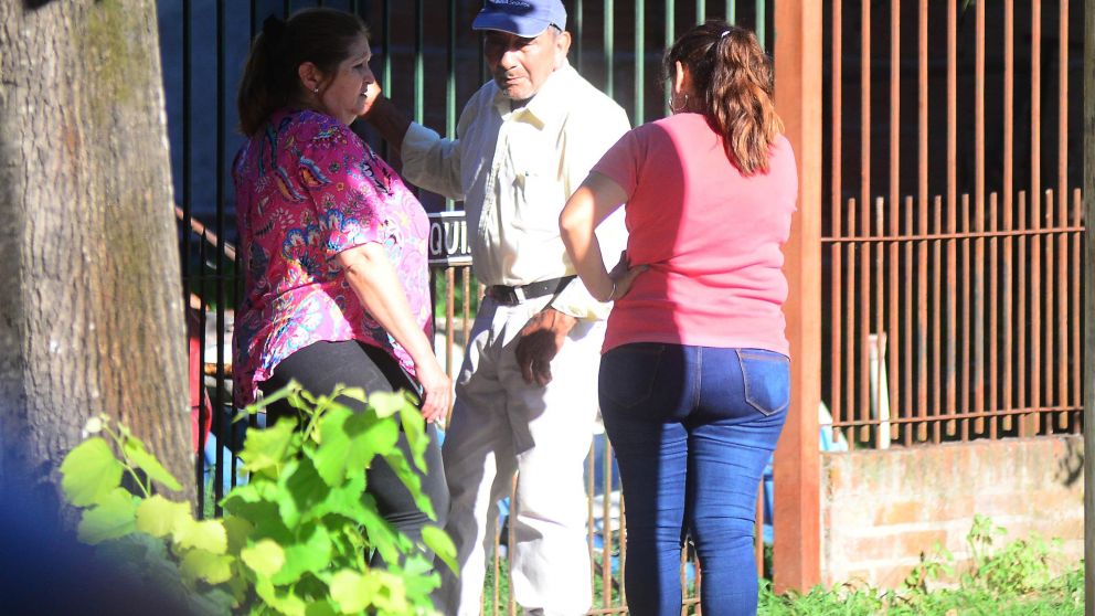 Vecinos se atrincheraron en la puerta de la casa de las víctimas. (Crónica/Claudio Espeche)