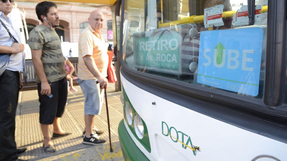 El boleto mínimo de colectivo pasará a costar $15. (Crónica/Fernando Perez Re)