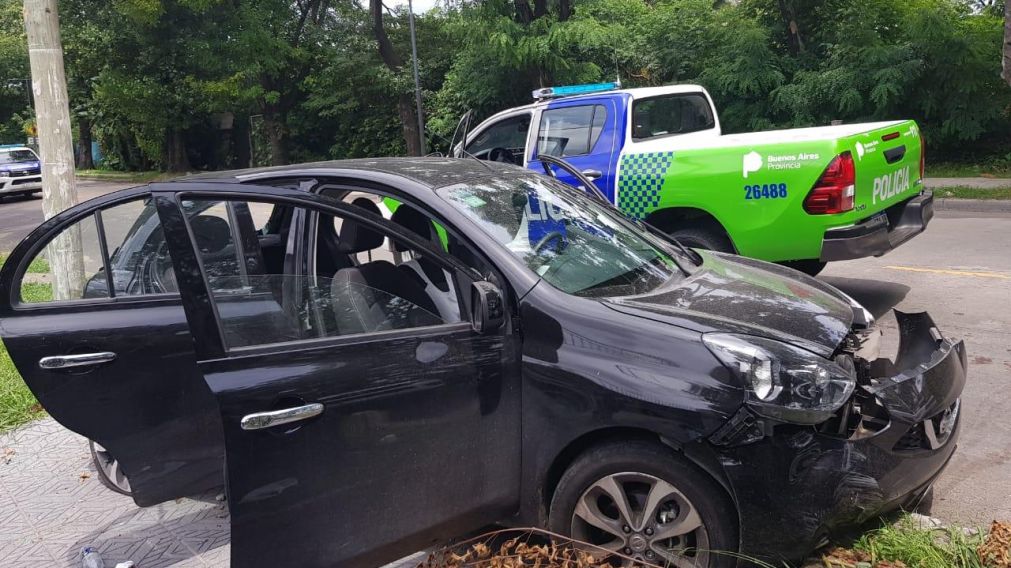 El auto en el que se desplazaban los delincuentes chocó contra una columna.