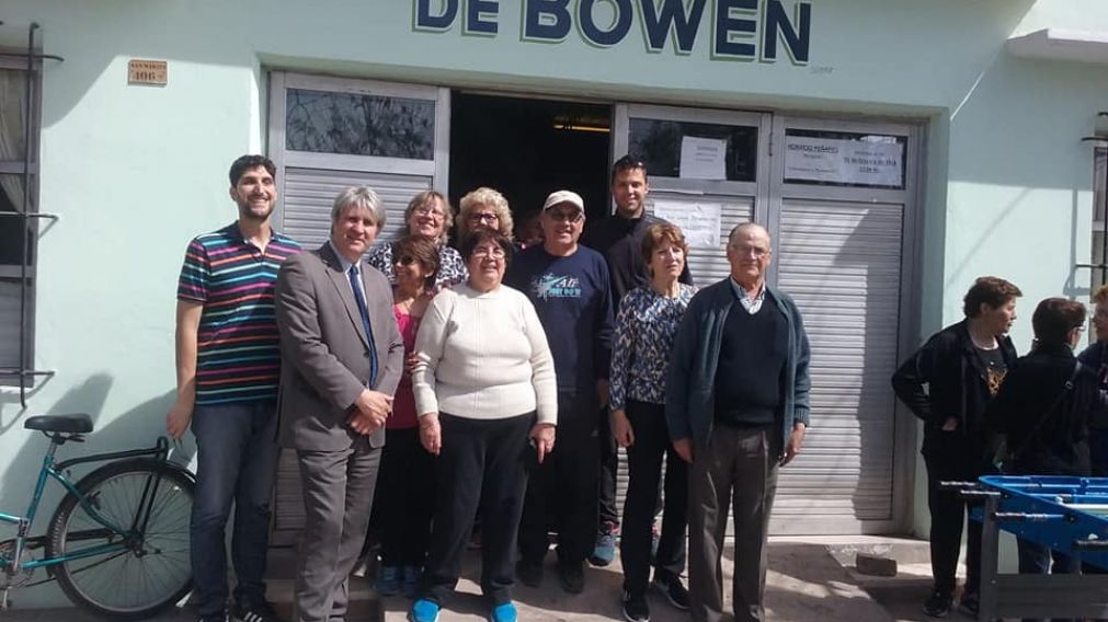 En el centro de jubilados de Bowen, un símbolo del pueblo.