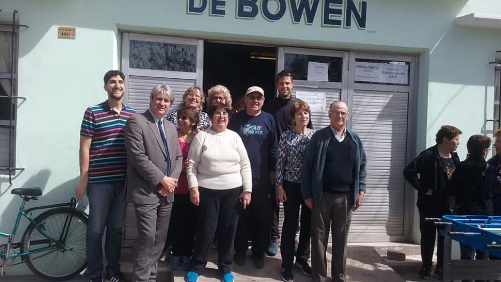 En el centro de jubilados de Bowen, un símbolo del pueblo.