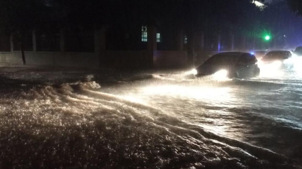 Un intenso temporal azotó la Capital de Corrientes. (Twitter: @MacielJulian)