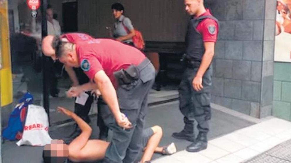 Policía de la Ciudad fue capturada sometiendo a un menor de edad en la vía pública.