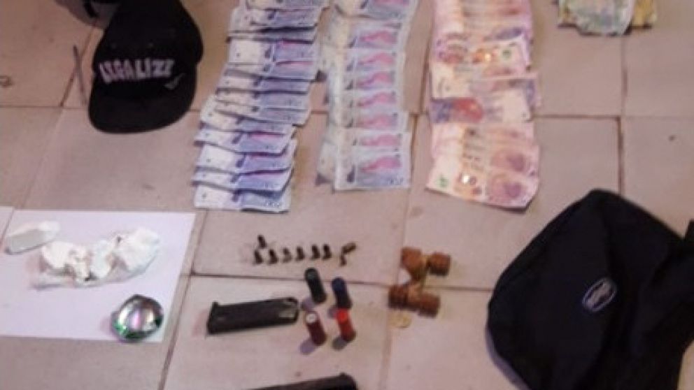 Varios de los objetos que le fueron encontrados a la gavilla.