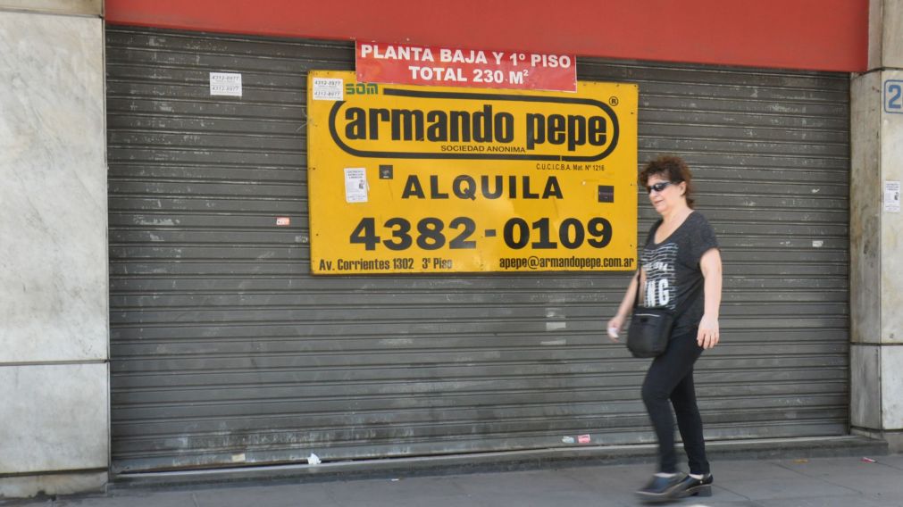 Un comercio, con las personas bajas y el local en alquiler, una postal en aumento