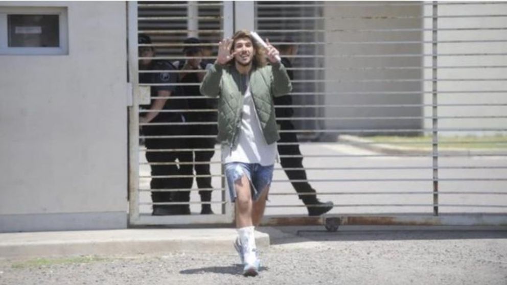 El joven acusado de abuso, en el momento en que salía de la Alcaidía III de La Plata.