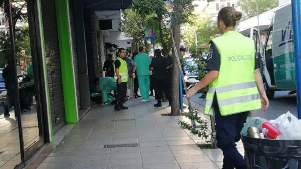El cuerpo de la uniformada quedó tendido en la vereda (La Capital de Mar del Plata).