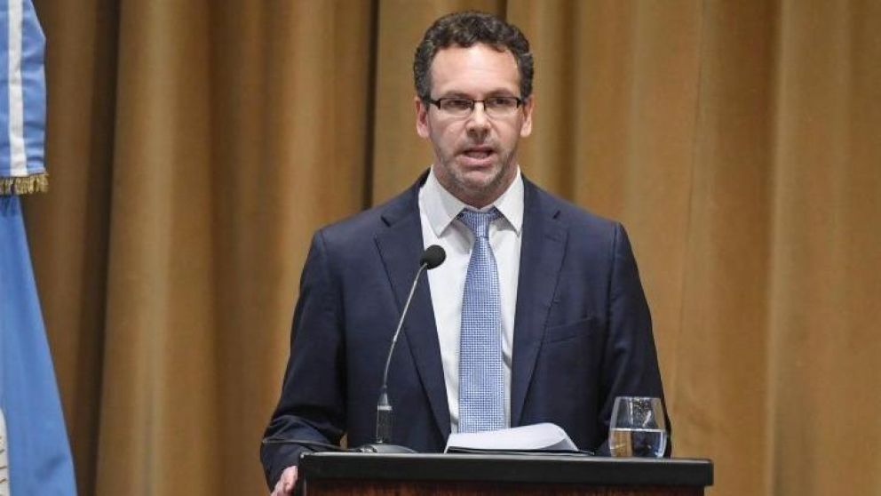 El presidente del BCRA, Sandleris, cuando presentó el plan para frenar el "verde".