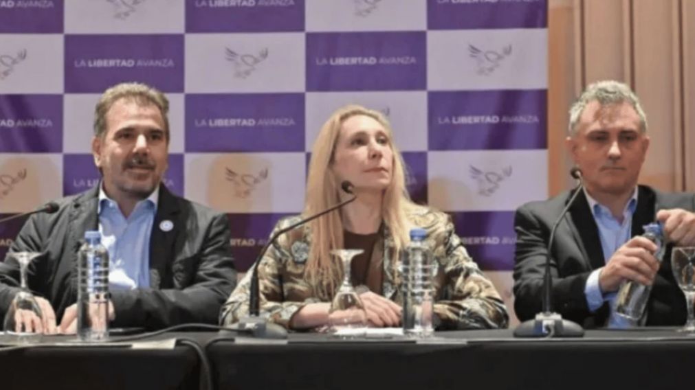 Ritondo, Karina Milei y Sebastián Pareja son parte de la mesa.