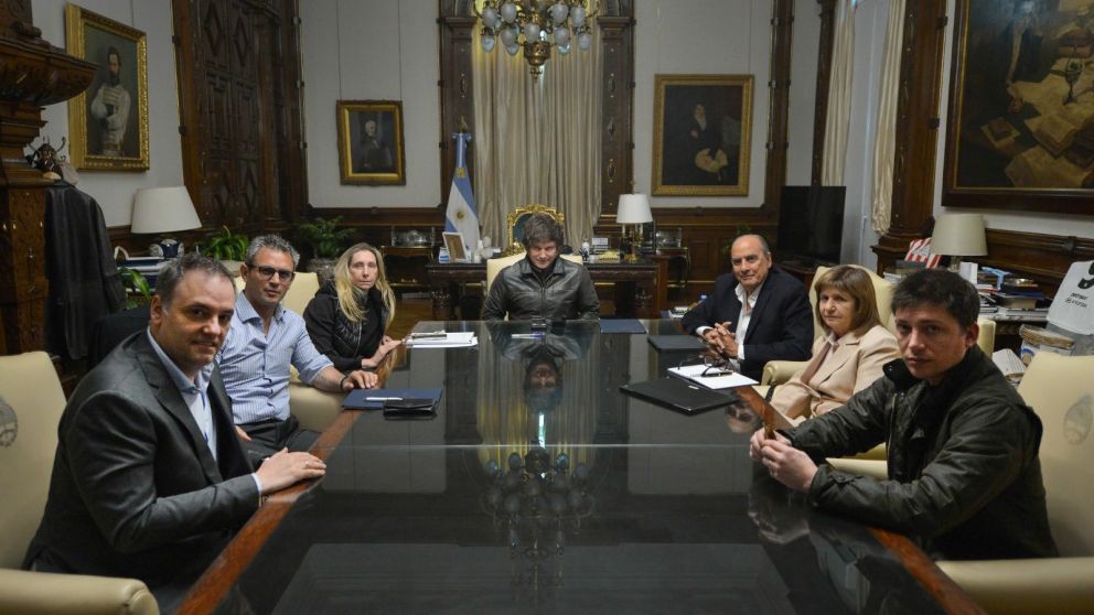 Javier Milei, con Karina Milei, Martín Menem y el resto de la mesa nacional: "La Libertad Avanza o la Argentina retrocede".