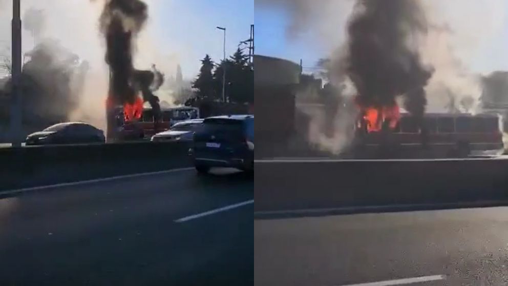 Un micro escolar se incendió por completo en la autopista Panamericana (Capturas de video).