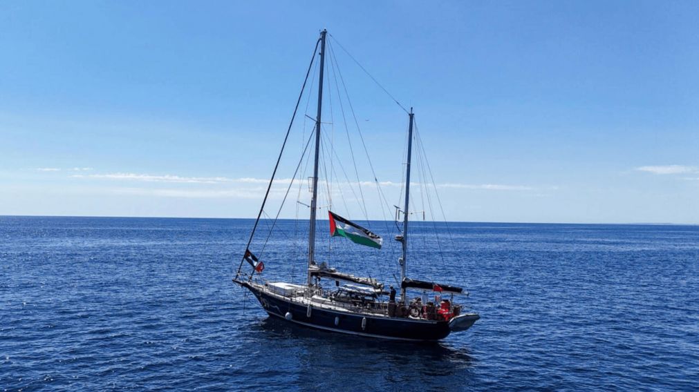 La flotilla que intenta llegar a Gaza con ayuda humanitaria fue atacada por un dron.