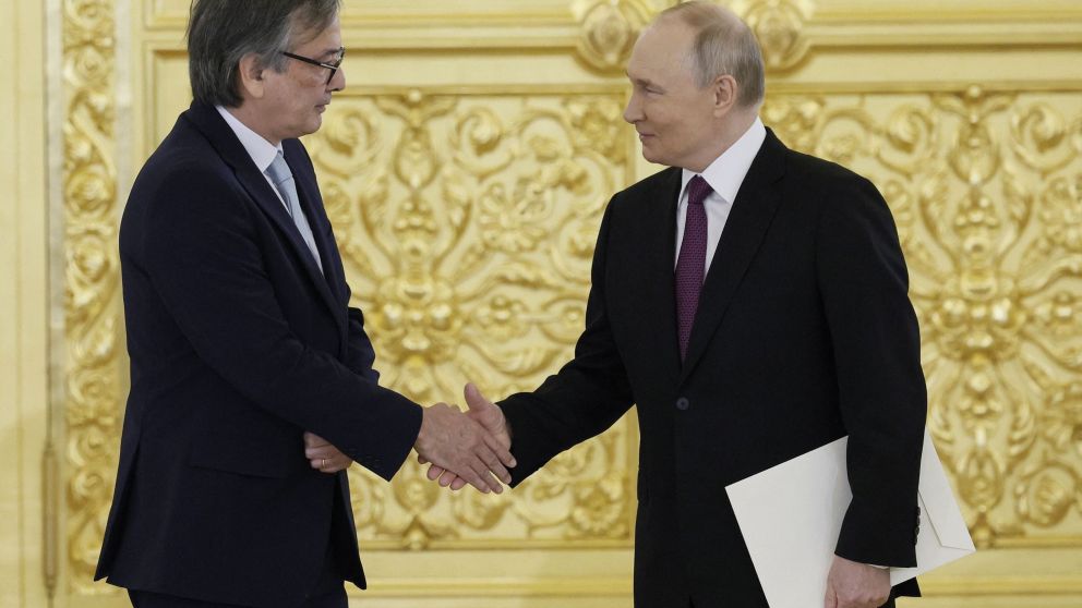 El embajador Enrique Ferrer Vieyra con el presidente Vladimir Putin.
