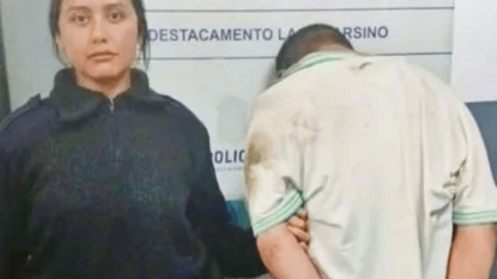 El acusado en la comisaría, donde fue llevado esposado (Gentileza Pilar a Diario).