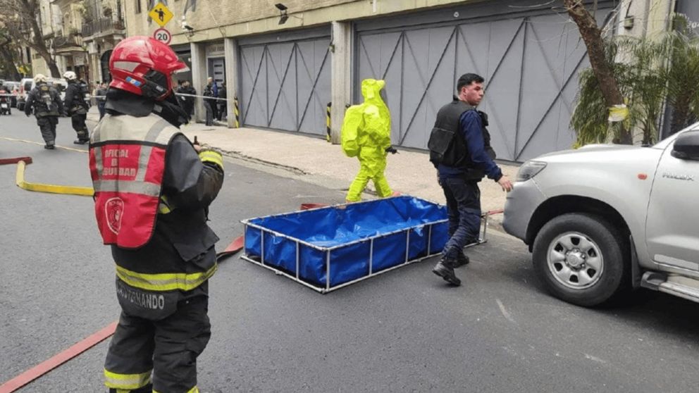 ¡Pánico en Once! Decenas de personas evacuadas por derrame de cianuro de hidrógeno en un laboratorio