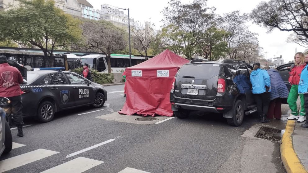 Murió un conductor mientras manejaba en plena avenida 9 de Julio (X/@jotaleonetti).